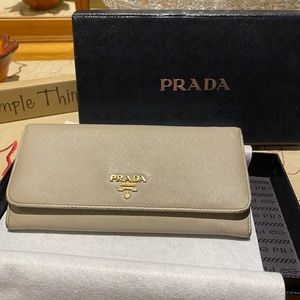 🌸Spring Sale🌸Prada leather Continental Wallet